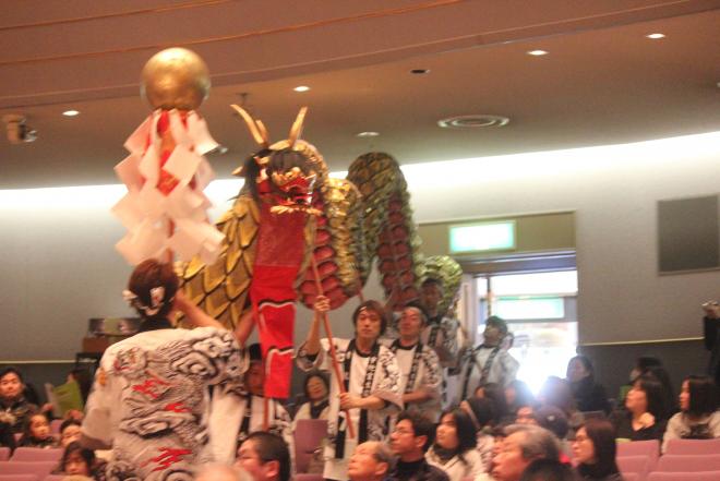 迫力満点の宇陀室生青龍会による龍の舞が会場内を練り歩く！の画像