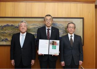 審議会より金剛市長に答申の画像