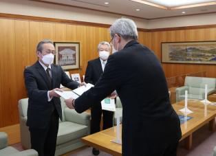 答申書を手渡す伊藤会長の画像