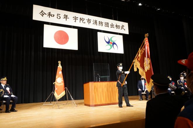 団旗に敬礼の画像