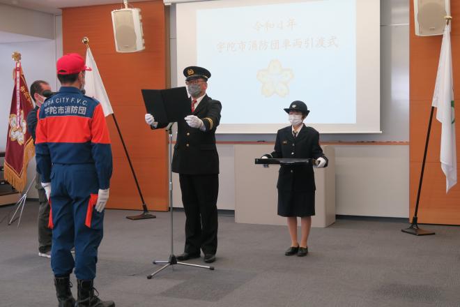 団長から分団長へ目録授与画像
