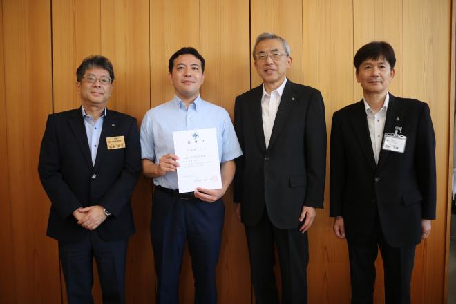 左から副市長（CIO）、片桐アト゛ハ゛イサ゛ー、市長、公室長（CIO補佐官)