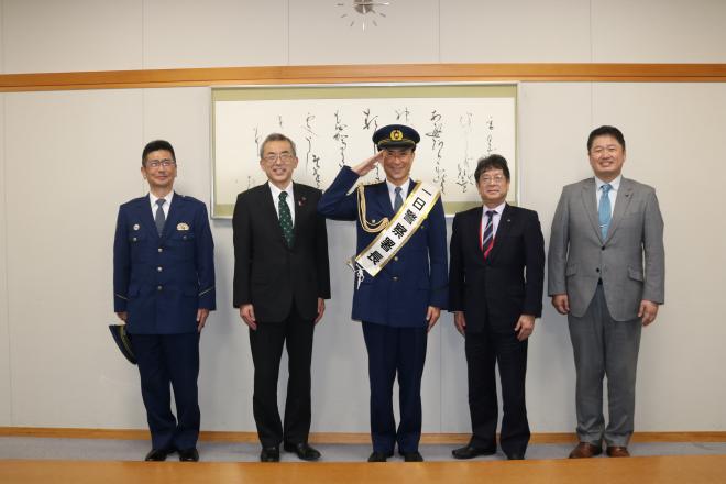 一日警察署長・岩本計介さん来庁の画像
