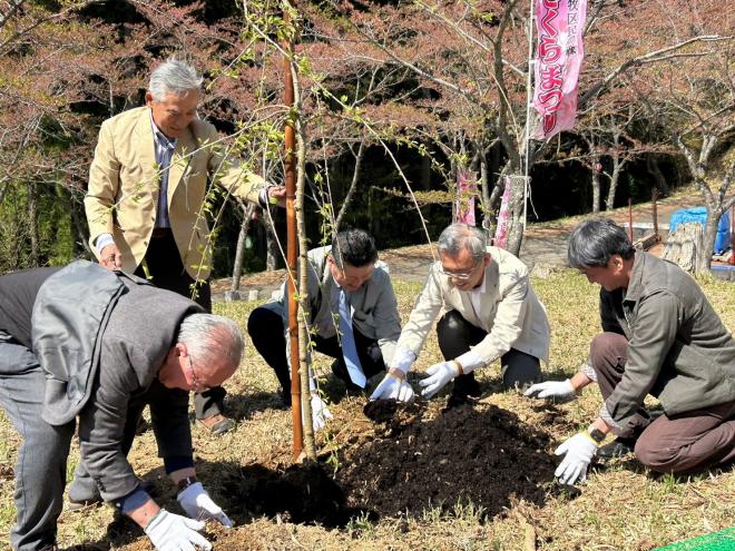 内牧区民の森「枝垂れ桜」記念植樹