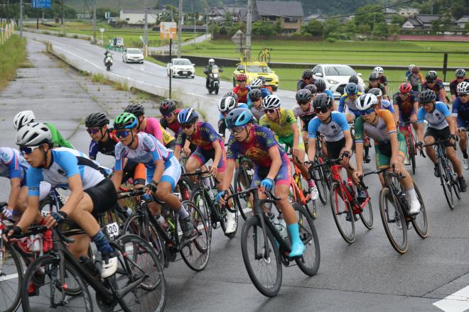 ​大会コースを走る選手たちの画像1