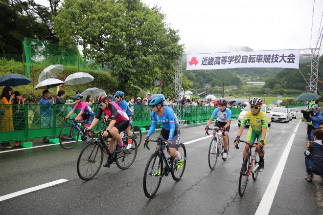 ​大会コースを走る選手たちの画像2
