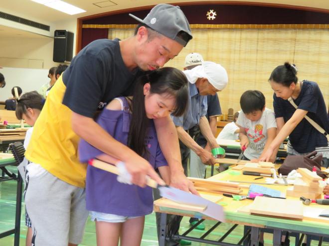 木工教室で、子ども達が楽しそうにモノづくりの画像2
