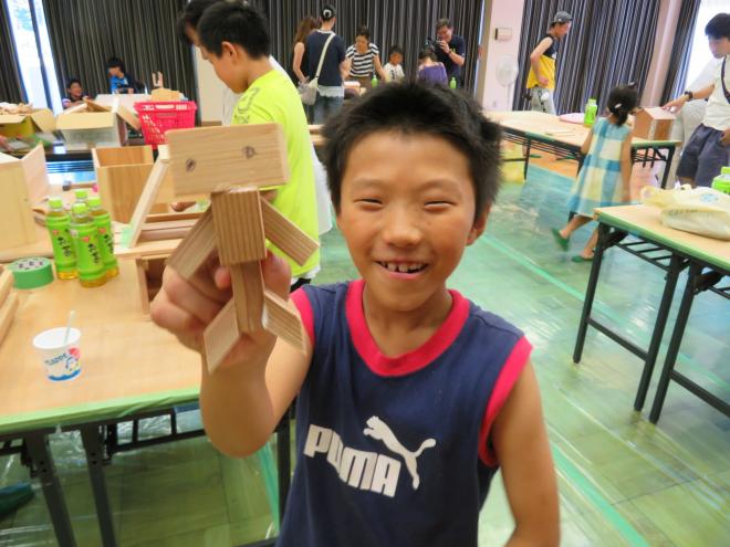 木工教室で、子ども達が楽しそうにモノづくりの画像3