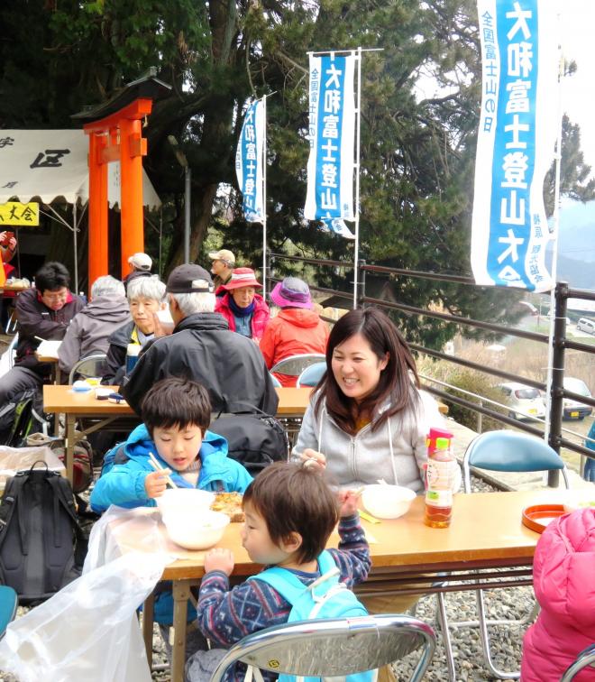 大和富士登山の参加者へ、豚汁をふるまい笑顔に！の画像1