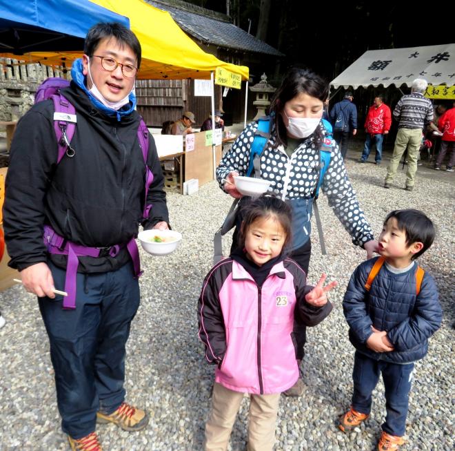 大和富士登山の参加者へ、豚汁をふるまい笑顔に！の画像2