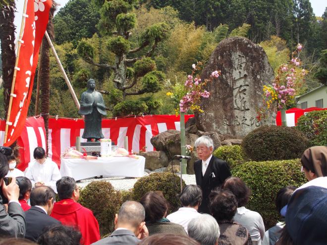伊那佐こども右近像