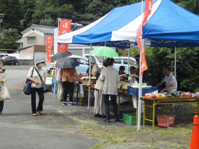 ほのぼの市野菜を買う人