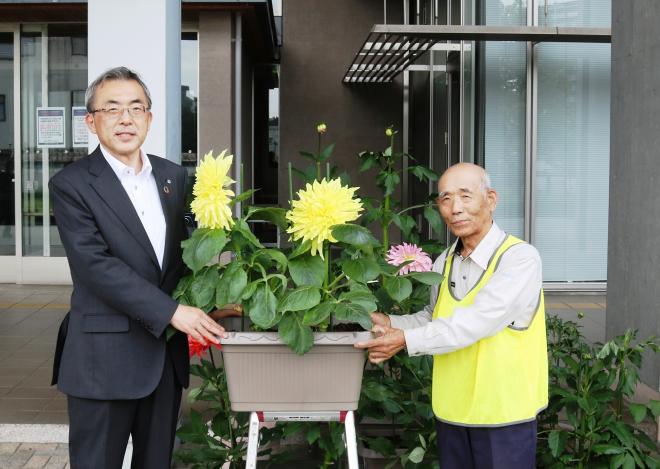 宇陀市特産ダリアの鉢植えを宇陀市に寄贈の画像1