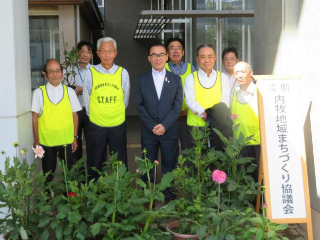 ダリアの鉢植えを市に寄贈の画像2