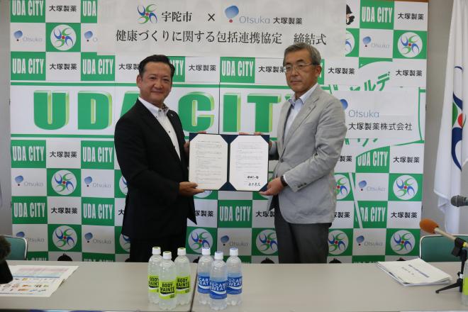 大塚製薬株式会社ニュートラシューティカルズ事業部藤原大阪支店長と金剛市長の画像
