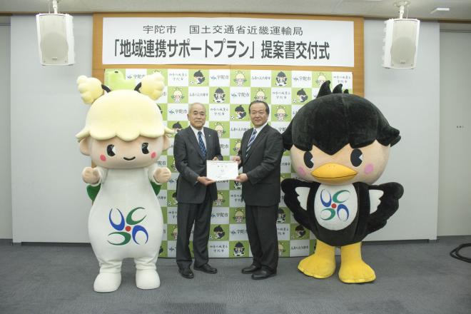 国土交通省近畿運輸局から「地域公共交通サポートプラン」提案書の交付を受けました。の画像1