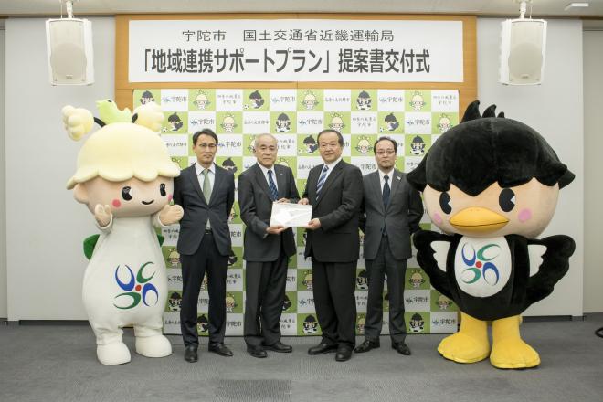 国土交通省近畿運輸局から「地域公共交通サポートプラン」提案書の交付を受けました。の画像2
