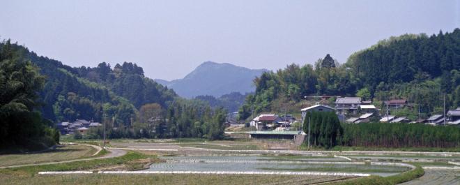 宇賀志から見た伊那佐山
