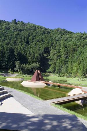 山上公園芸術の森のピラミッド島の画像
