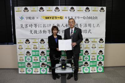 災害時等における無人航空機を活用した支援活動等に関する協定締結式 で署名する様子