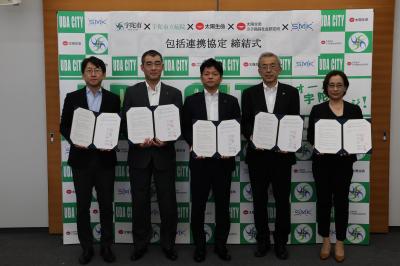 宇陀市および宇陀市立病院と、 太陽生命保険株式会社、株式会社太陽生命少子高齢社会研究所、SMK 株式会社は、相互に連携・協働して認知症予防推進モデルケースとして他の自治体や都道府県に広げ、認知症発症率の低減を目指し包括連携協定を締結したときの写真です