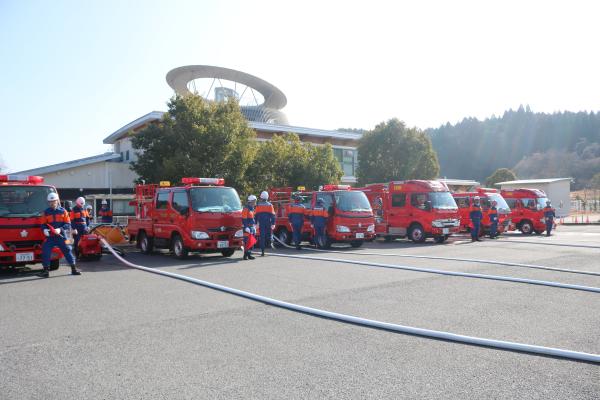 放水車両整列写真