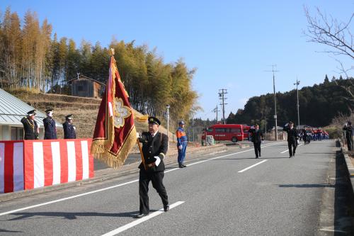 分列行進　団旗先頭