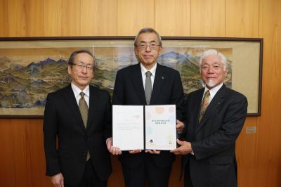 審議会より金剛市長に答申