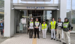 業務を共にした職員との集合写真