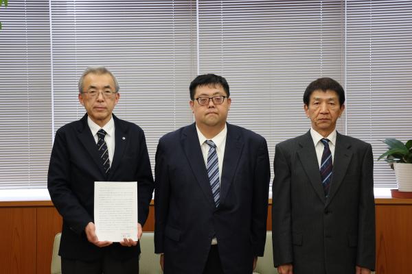 第5次宇陀市行政改革大綱及び実施計画書の策定に係る答申書を渡された会長及び副会長の写真